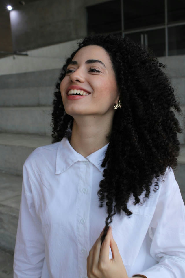 Gabriela Mota sorrindo